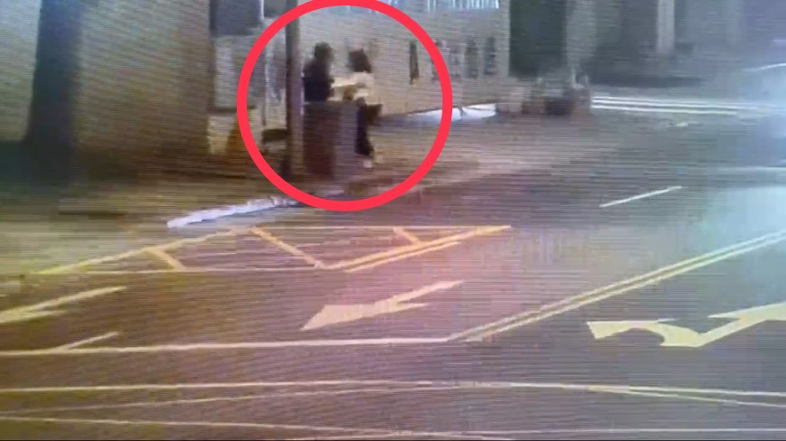 北車才爆公然性侵！南京三民站吸膠男褲半脫強拉倒垃圾女　驚悚畫面曝光