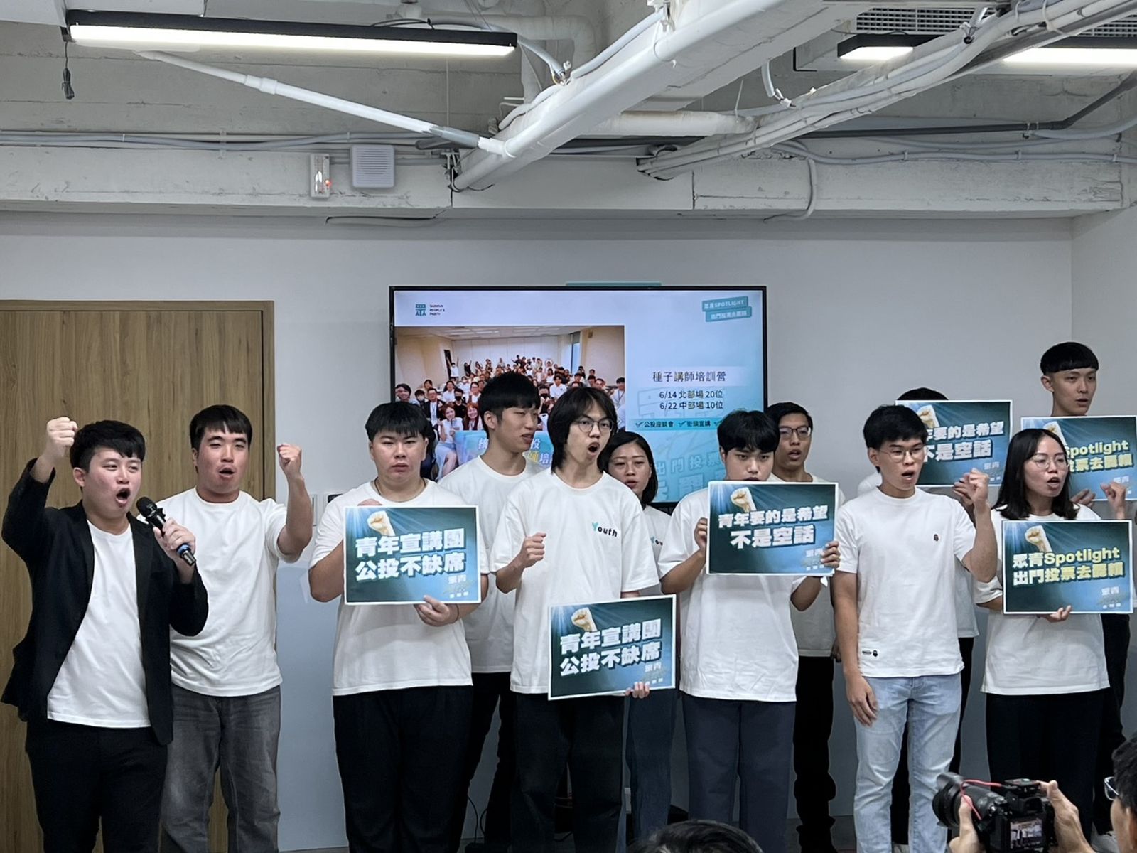 民眾黨青年團今天向總統賴清德提出青年十問,希望賴可以正視青年的聲音。(圖/袁維駿攝)