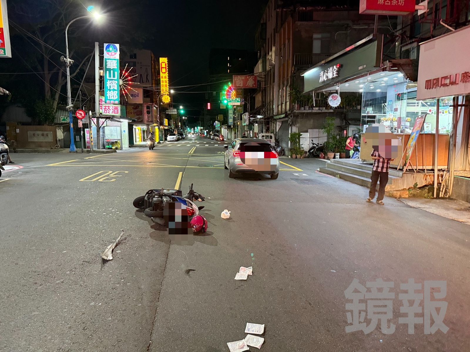 疑似酒駕拒檢的車輛在逃逸過程中波及無辜的機車及其他自小客車。翻攝畫面
