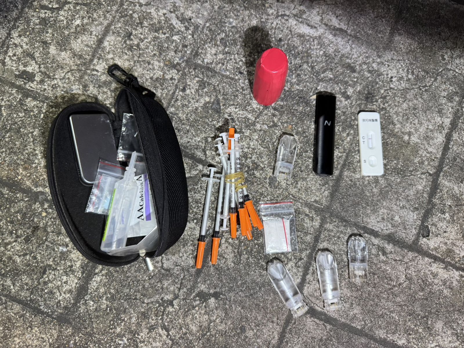 「豬隊友」持電子煙招搖過市　副駕嗨抽喪屍煙彈車上3人全被逮