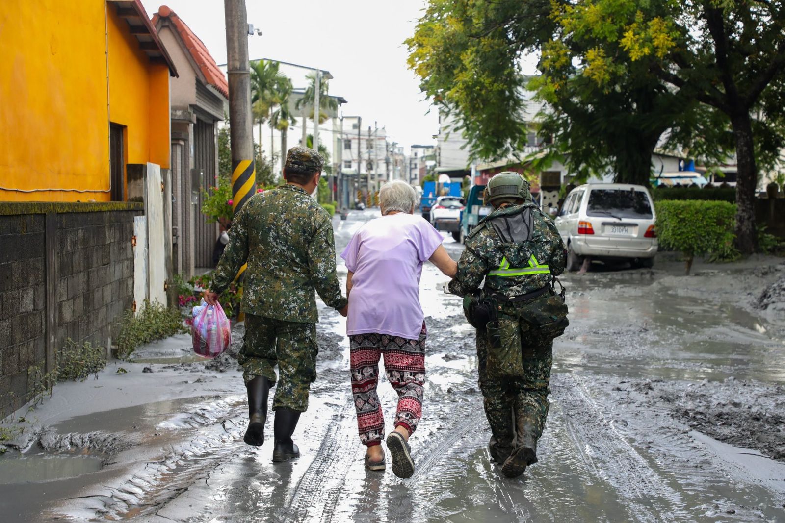鏟子超人勿逞強！過來人揭「2妙招」防聞屍臭味…國軍妻嘆：別小看PTSD後座力