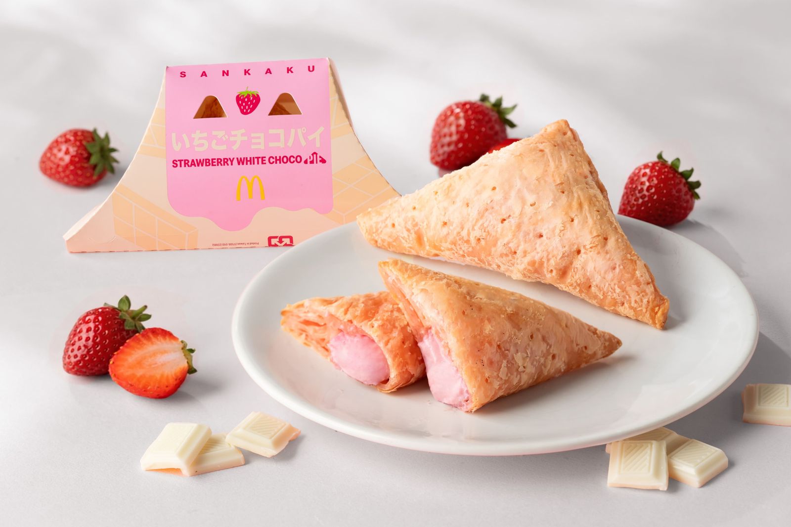 日本麥當勞爆紅三角派今天開吃！草莓白巧克力爆漿流心太犯規，霹靂甜心卡39元開搶