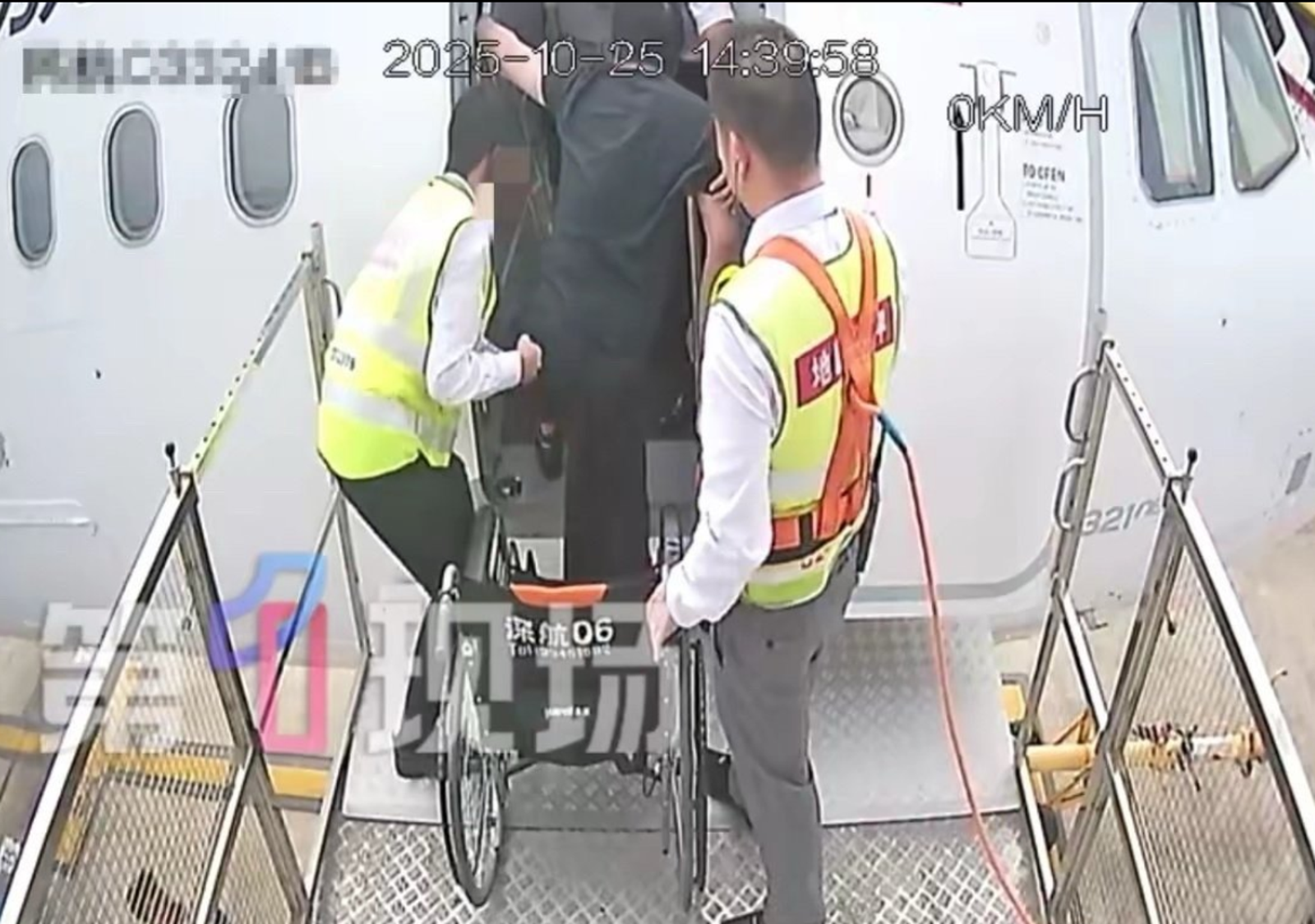 鄭智化登機時工作人員一直陪同協助。翻攝微博