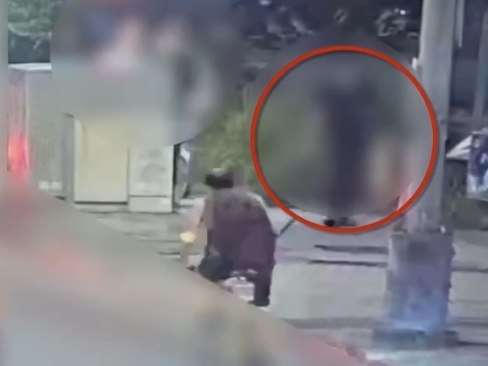 吳姓嫌犯徒步離開。翻攝畫面