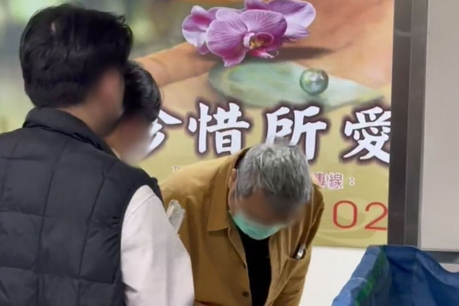 巴女父親強忍悲痛,鞠躬感謝外界關切。民眾提供