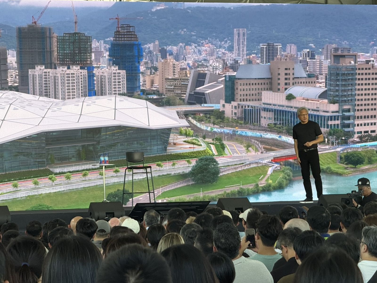 黃仁勳:我討厭電梯!輝達台灣「透明太空船」總部秘辛曝光 優先指定要蓋「這個」