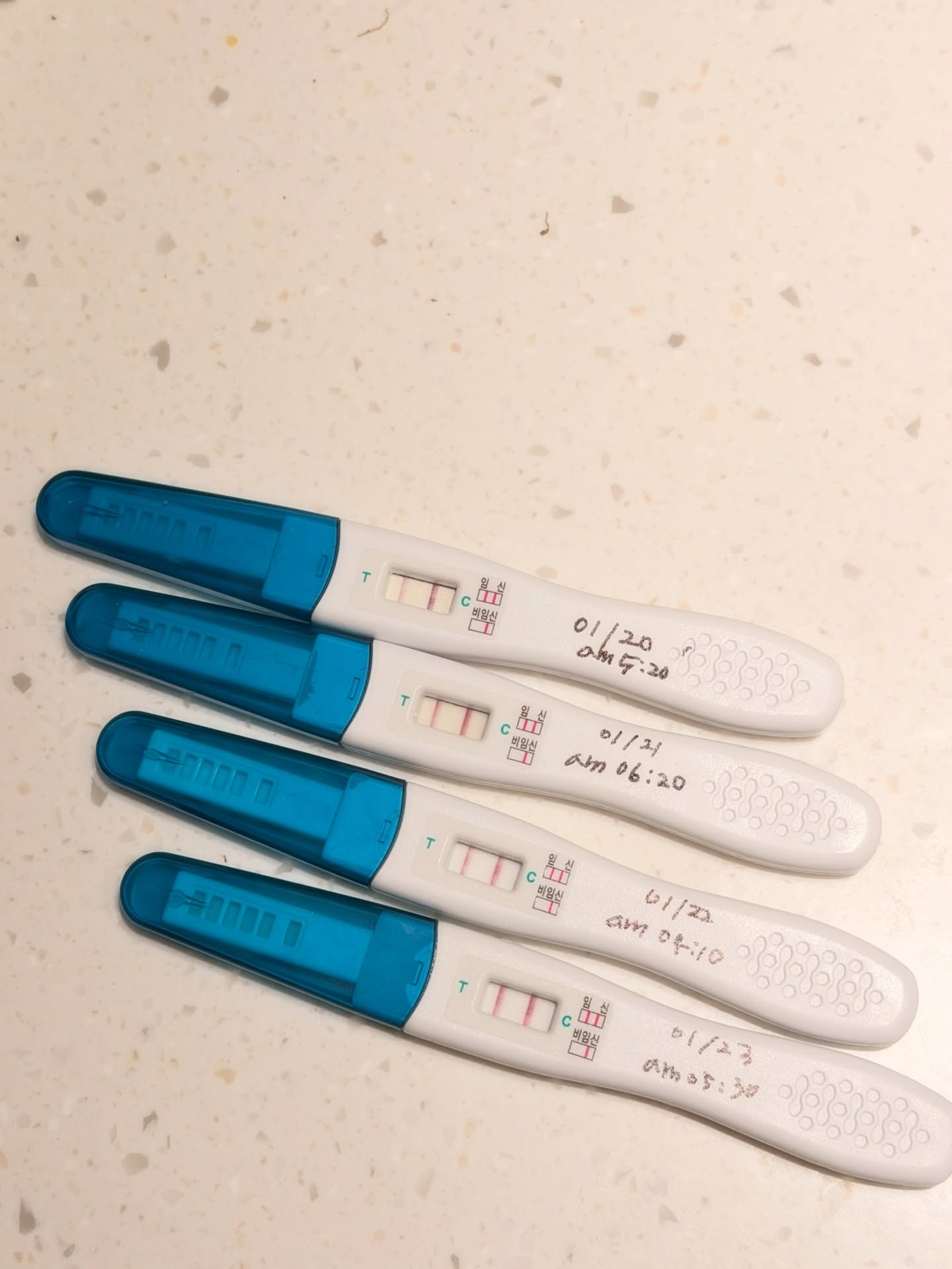 金玟鏡曬出兩條線的驗孕棒。翻攝IG@_minkyungkim_
