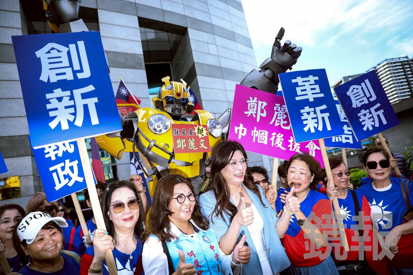 國民黨前立委鄭麗文今（18日）赴黨中央登記參選黨主席，陸軍校友總會、婦女會皆到場熱烈迎接。（圖／鄒保祥攝）