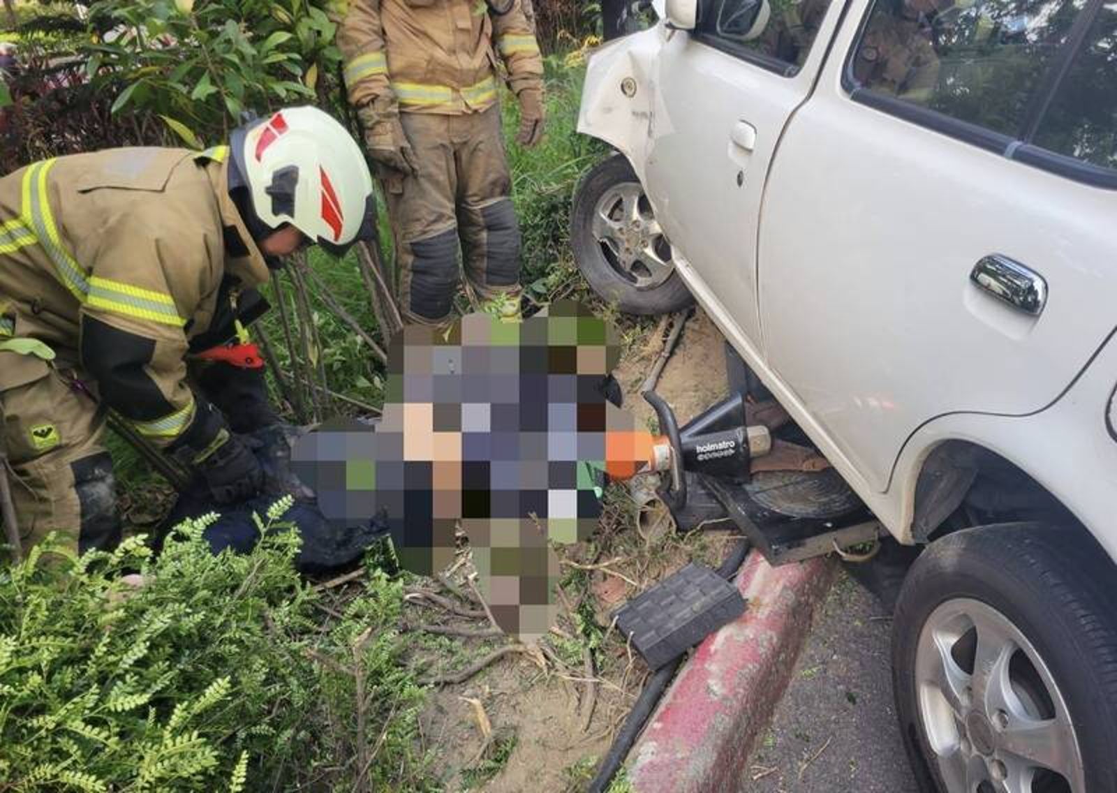 群創光電南科廠內連環撞　洽公女「1撞3」 女員工慘捲車底受困