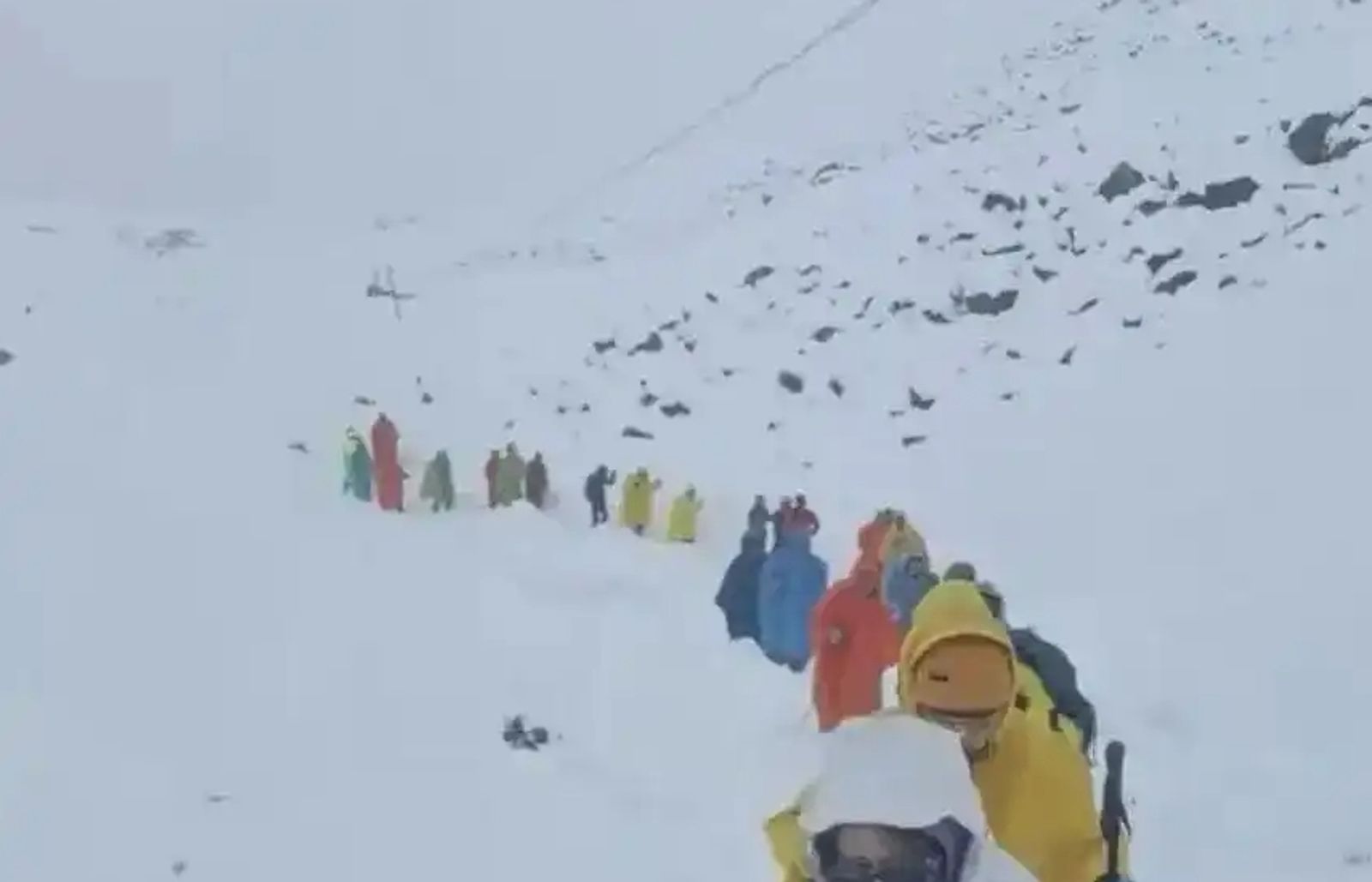 直擊西藏珠穆朗瑪峰暴雪！千人受困高山　他曝情況危急：有人已失溫