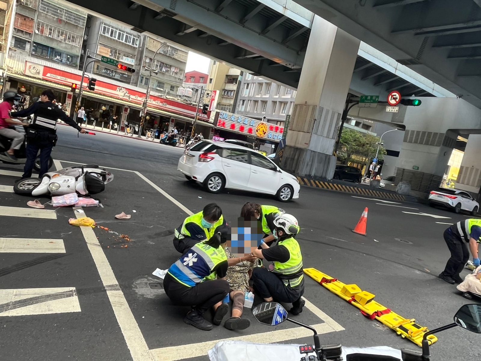左轉撞緣石「急速倒車」輾壓雙載姊妹釀1死 中和毒駕男遭檢方聲押