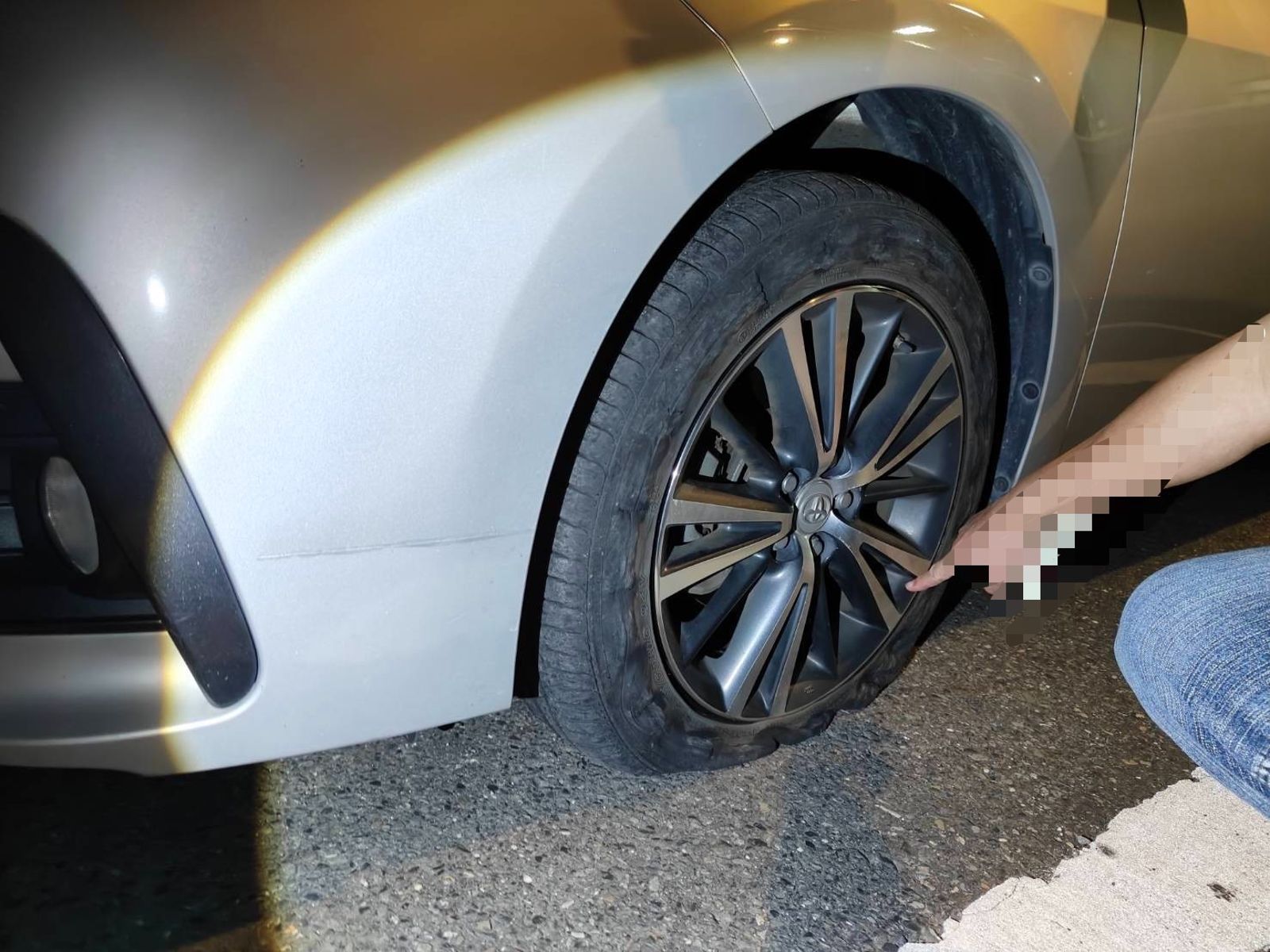 聯結車後方車輛,因閃躲鐵架不及而車輪破胎。讀者提供