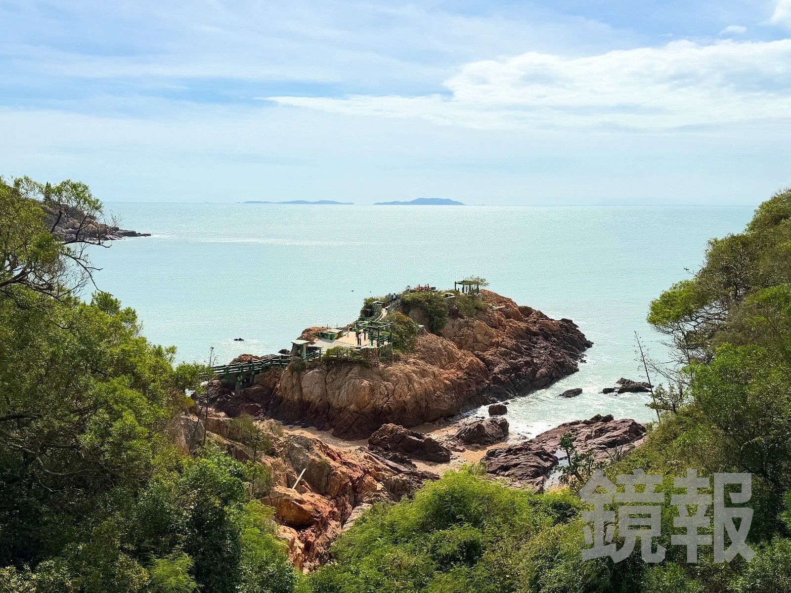 「鐵堡」位在獨立的礁岩上,地形險要、便於觀測海面動靜。