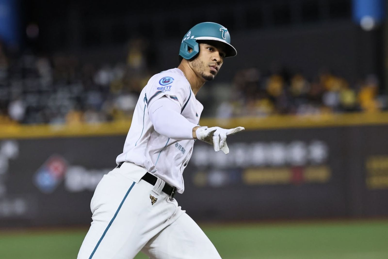 「做伙拚」拚冠軍　「大哥」魔鷹續披台鋼雄鷹戰袍