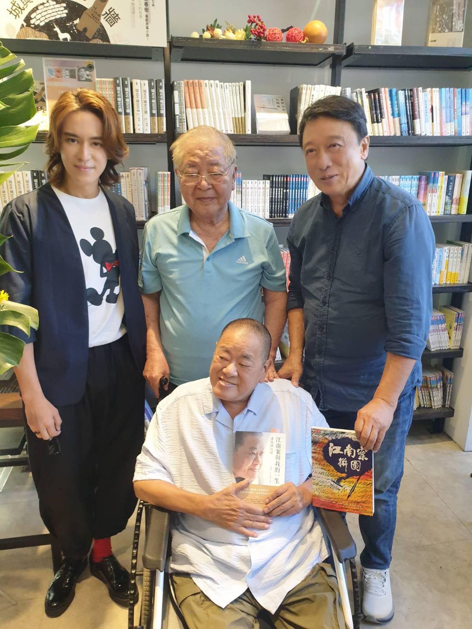 陳楚河（左）出席吳敦（前）新書發佈會。翻攝李天鐸軍事論壇臉書