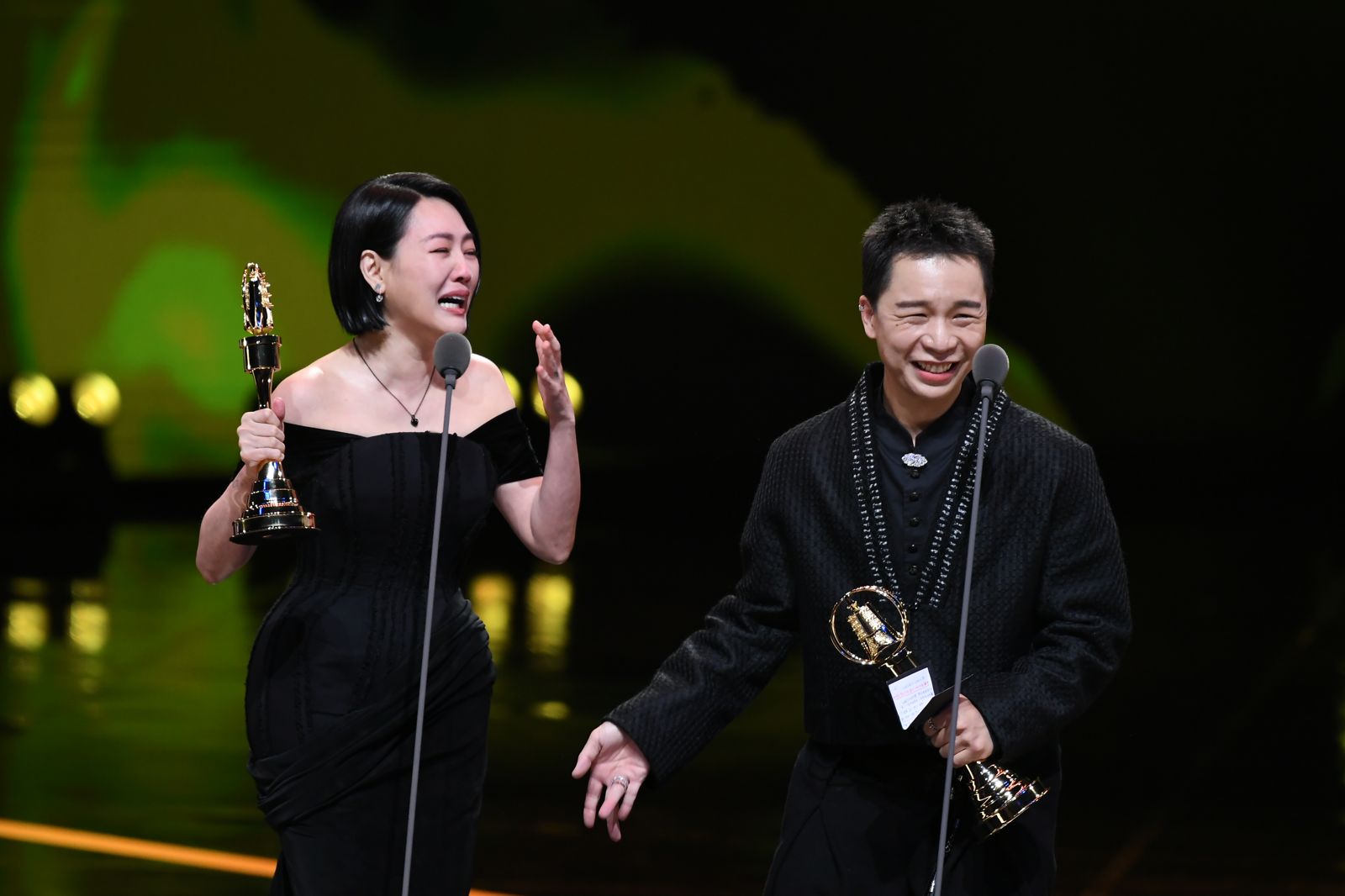 小S(左)與派翠克勇奪綜藝節目主持人獎。三立提供