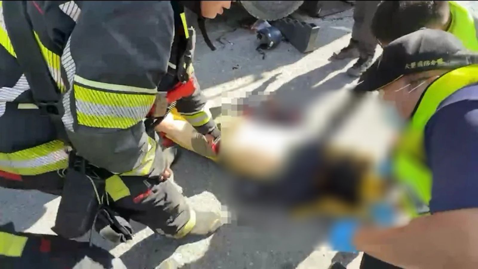 機車男騎士被救出時,因頭部重創,當場死亡未送醫。民眾提供