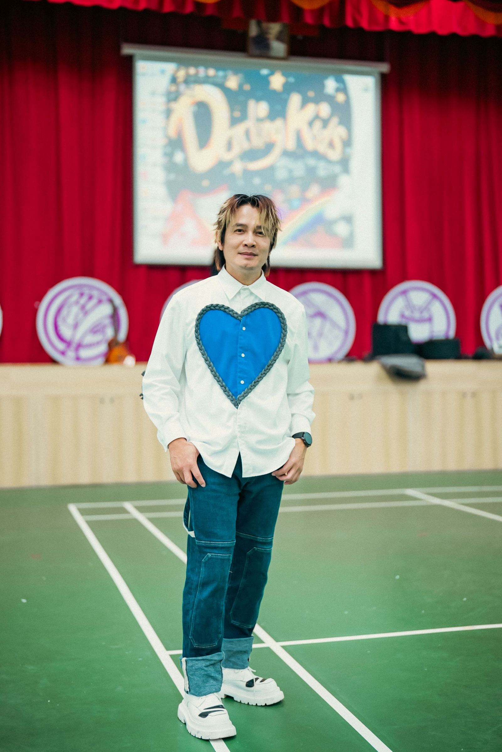 羅文裕為推動客家流行音樂走進校園。中央客委會提供