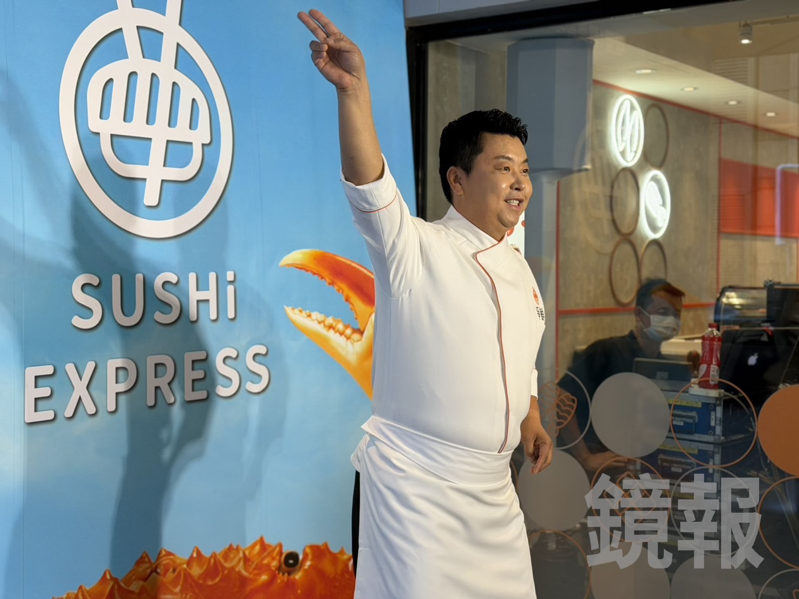 韓國名廚鄭鎬泳特地練了螃蟹舞,展現逗趣的一面。