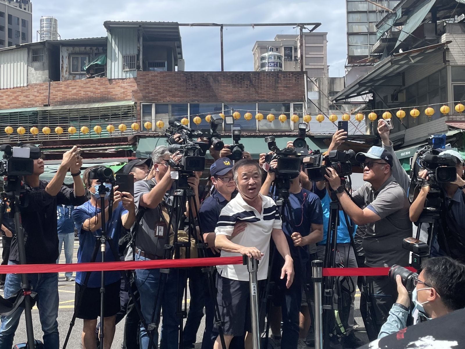 蔣萬安會前受訪到一半，突有一位民眾高喊「大罷免、大成功」。（圖／陳凱貞攝）