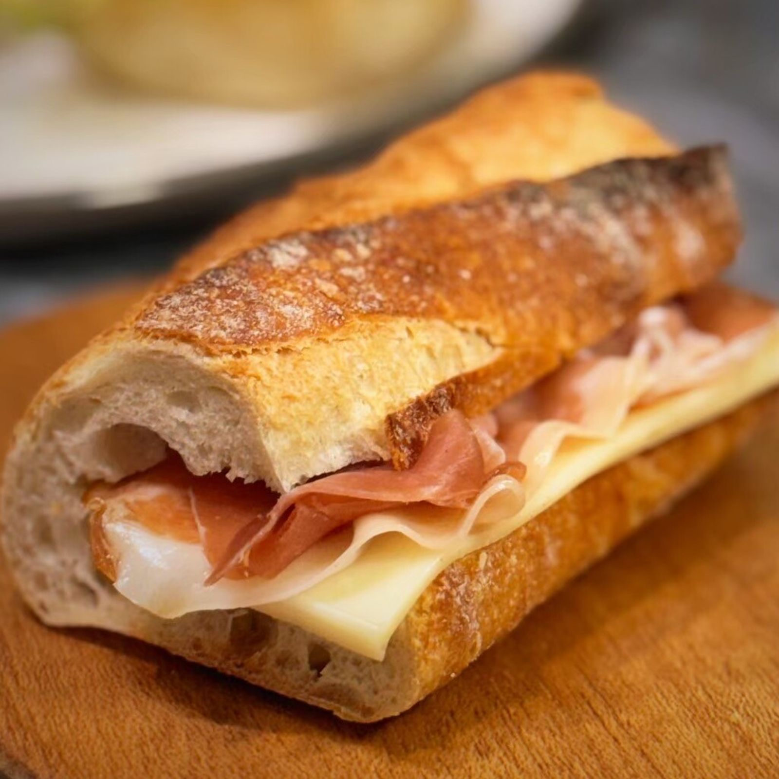 「法國生火腿乾酪」以傳統法國麵包為基底,夾入西班牙生火腿與乾酪,風味濃郁。(巢屋供圖)