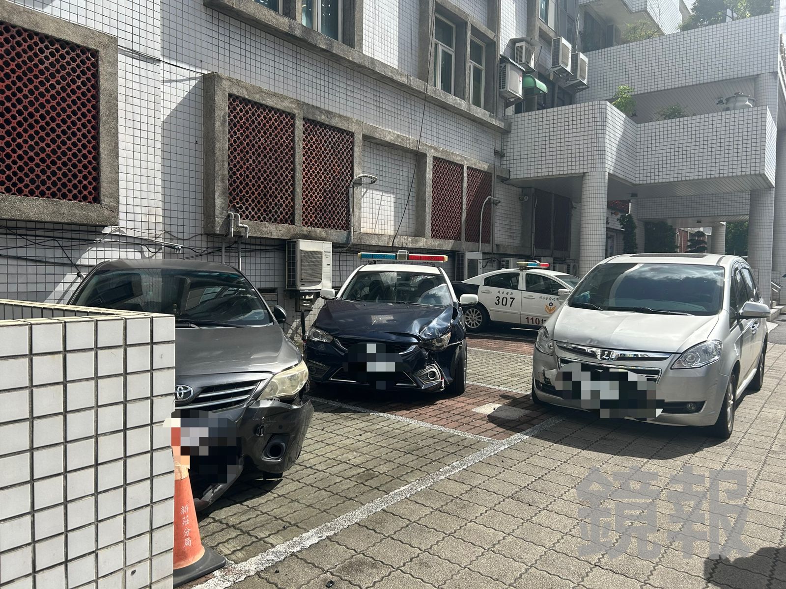 警局車輛也被賴男撞到受損。警方提供
