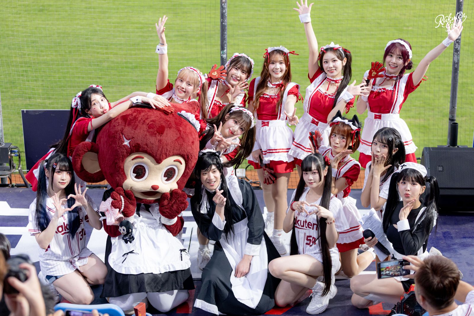 樂天女孩穿上女僕裝。樂天桃猿提供