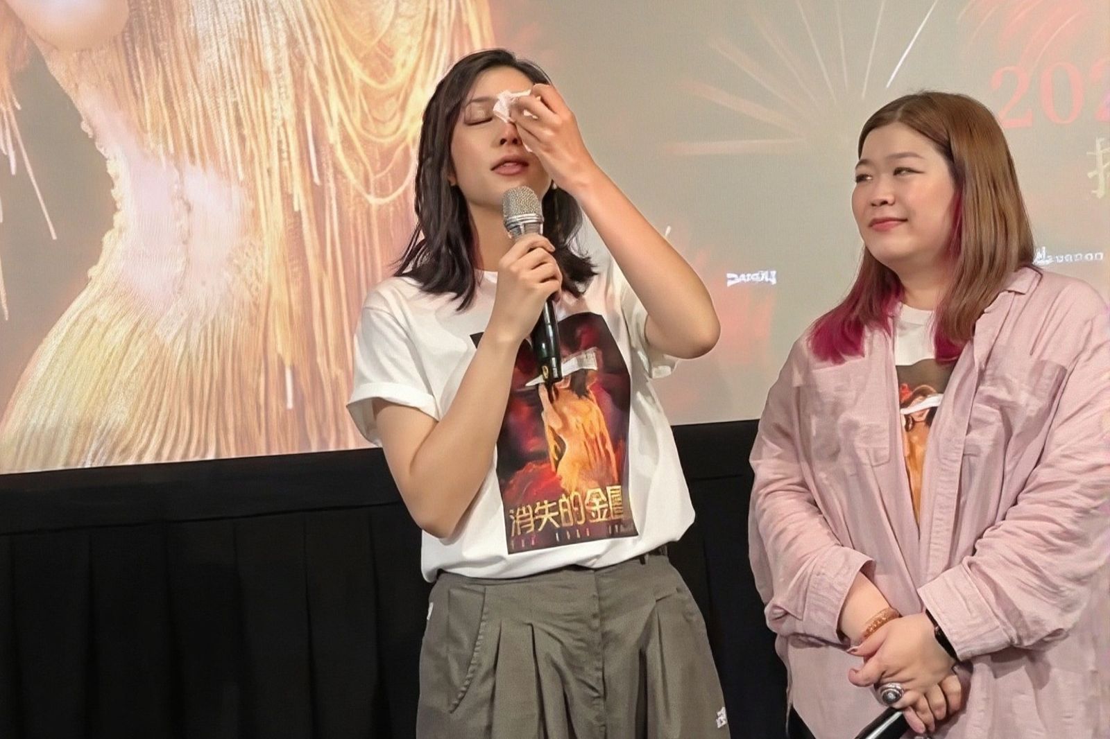 《消失的金鳳娜》映後,劉奕兒(左)、導演謝庭菡出席,聽到觀眾的家暴故事,劉奕兒忍不住落淚。圖/大昇影業提供、攝影KAY