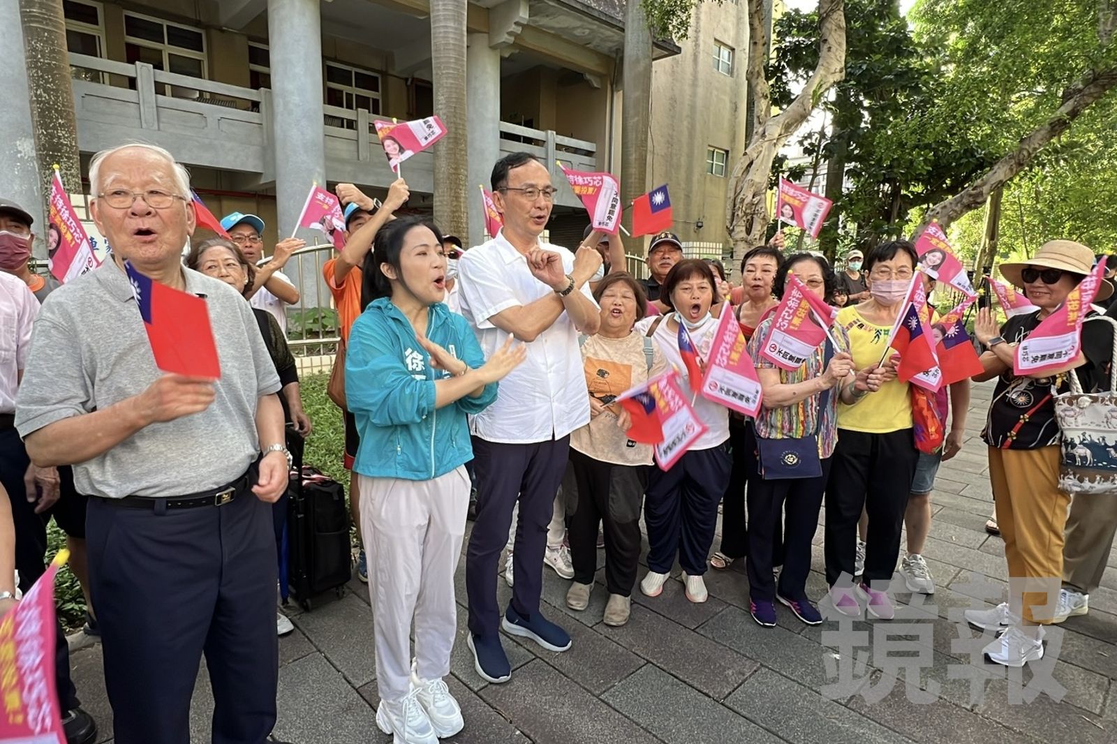 朱立倫與徐巧芯在胸前比起大大「X」,呼籲選民7月26日出門投下不同意票。(圖/李智為攝)