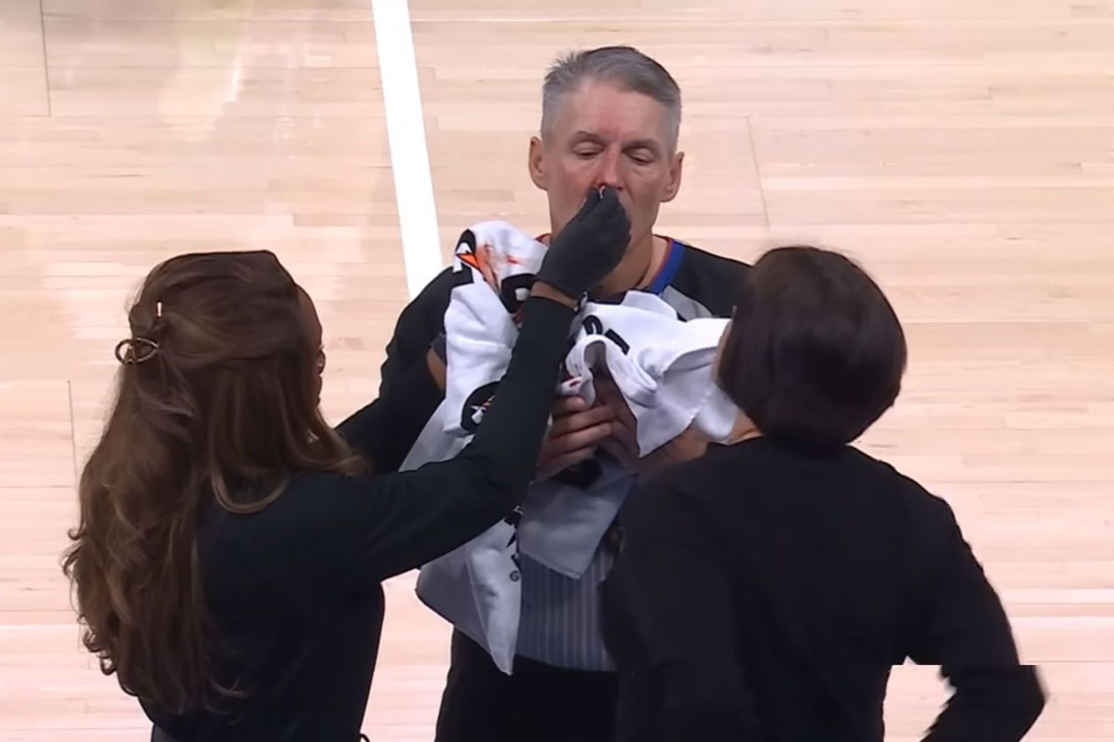 NBA／肢體對抗太激烈　裁判遭球員誤擊臉部濺血