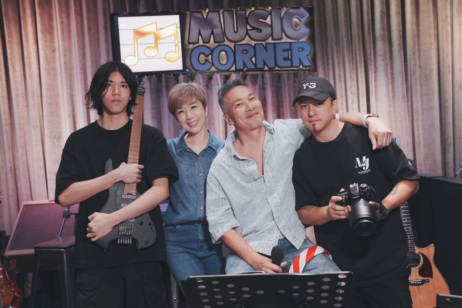 黃仲崑（右二）全家福。左起小兒子黃以樂、太太Lulu、大兒子黃遠。杰威爾音樂提供