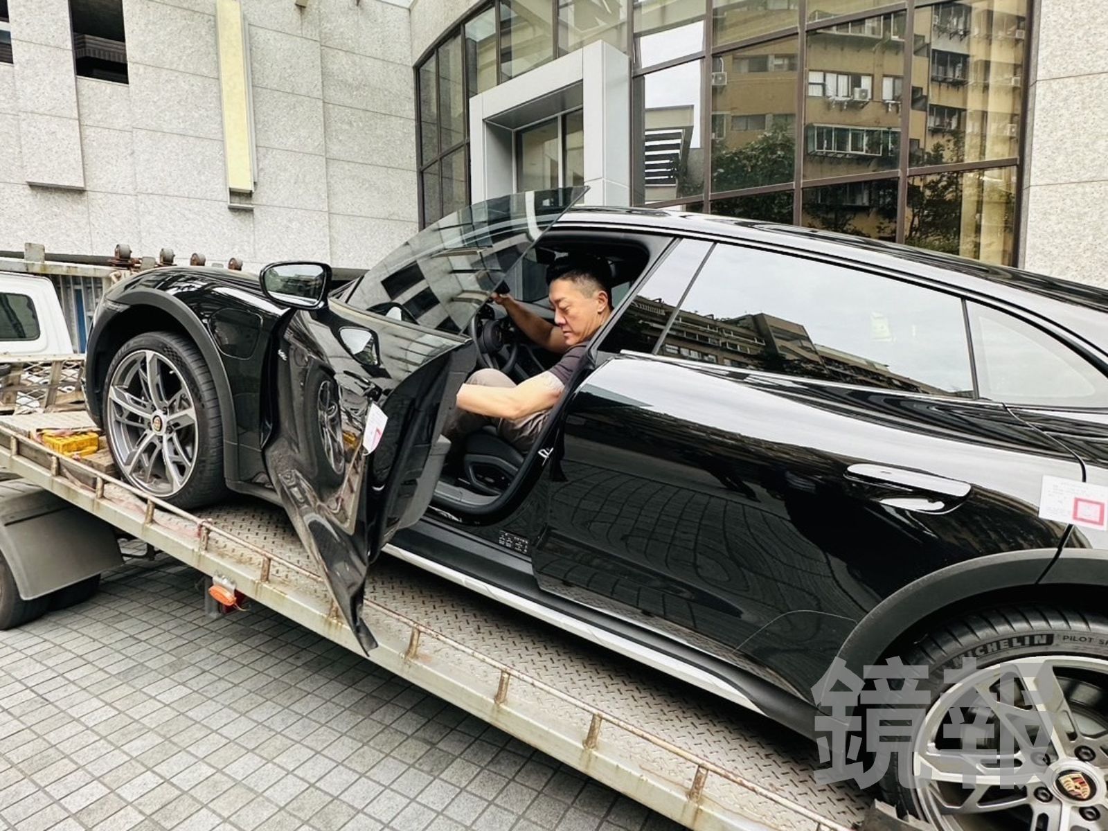 黃廉盈的保時捷Taycan電動車也遭假扣押。翻攝畫面