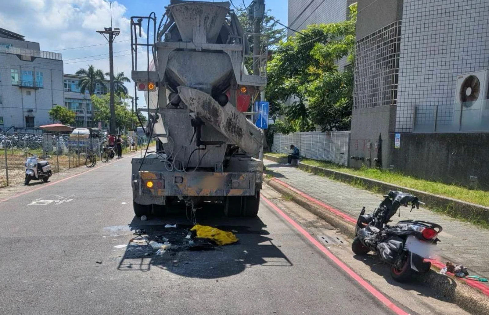 巷弄倒車釀死亡車禍 台南23歲女大生遭水泥預拌車撞輾送醫不治