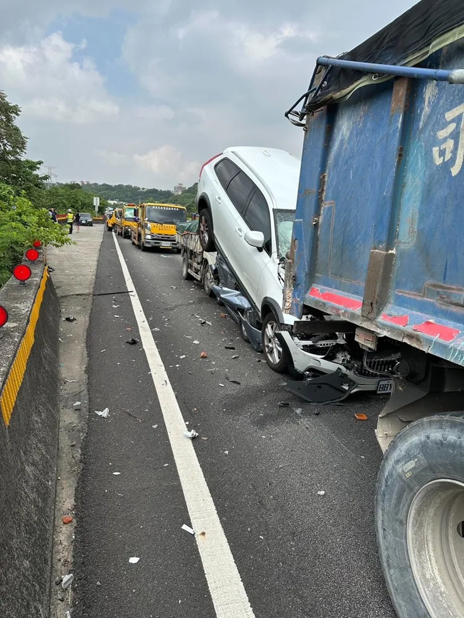 國道3號大溪北上路段發生4車連環車禍，其中1輛白色轎車被鏟起騰空，夾在2車之間。桃園市消防局提供
