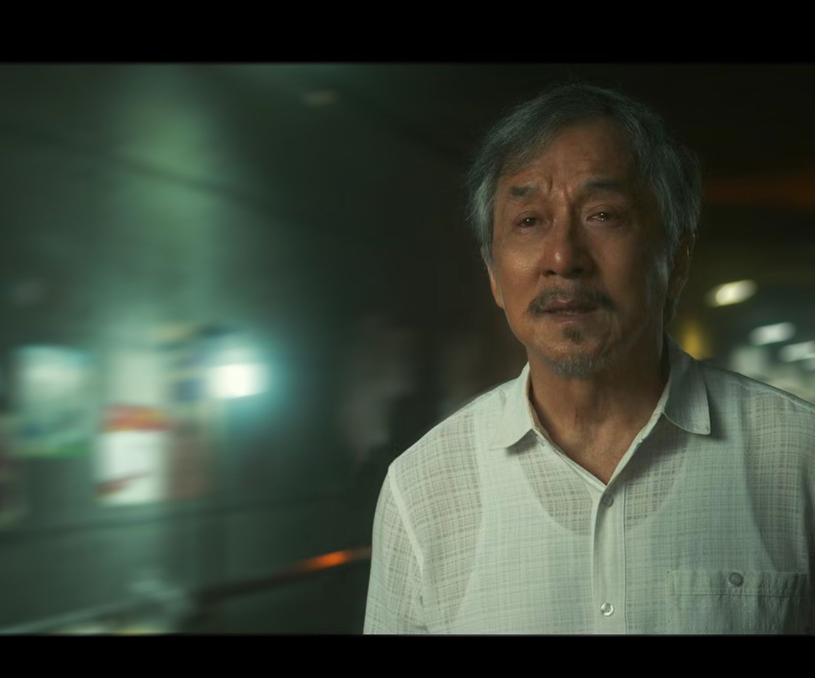 71歲成龍變這樣！素顏白髮演「腦退化老人」　驚曝：告別歌錄好死後才發