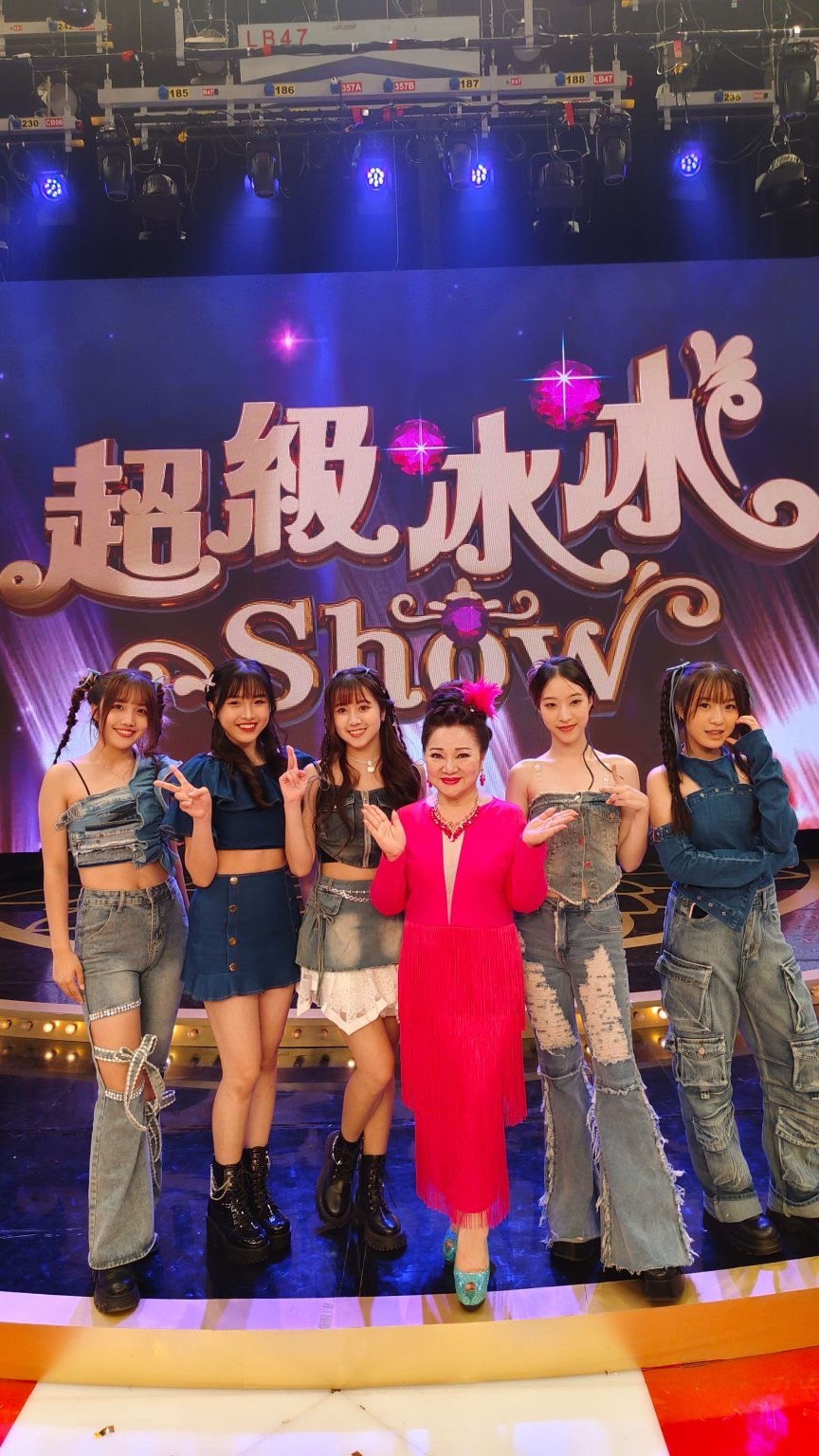 白冰冰(左四)很照顧「Give me five少女隊」張羽靚(左起)、張思媛、張家瑜、黃宥臻、許芷。