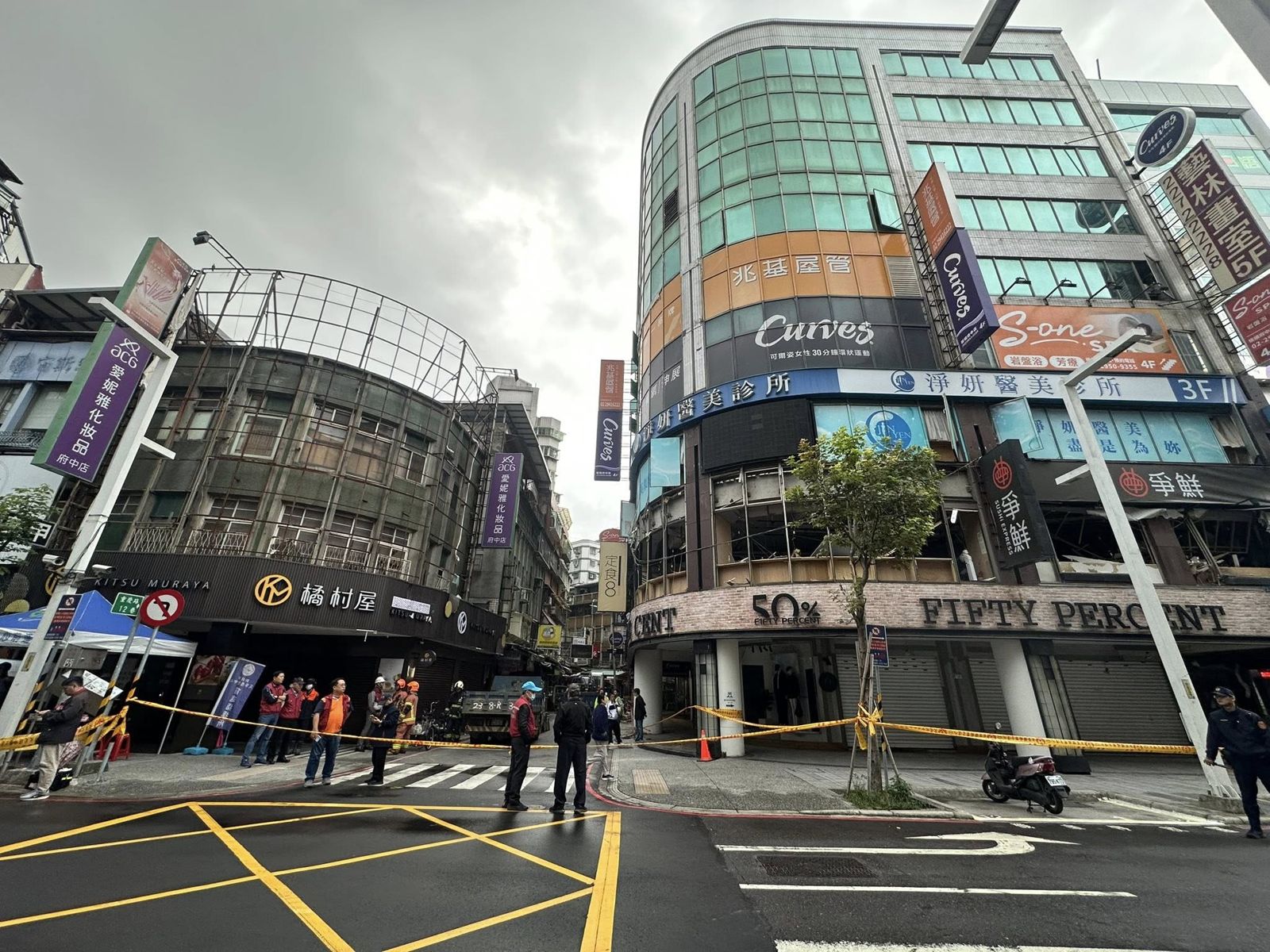 板橋府中餐廳氣爆!裝潢全炸飛、外牆還開了洞 侯友宜、爭鮮回應了