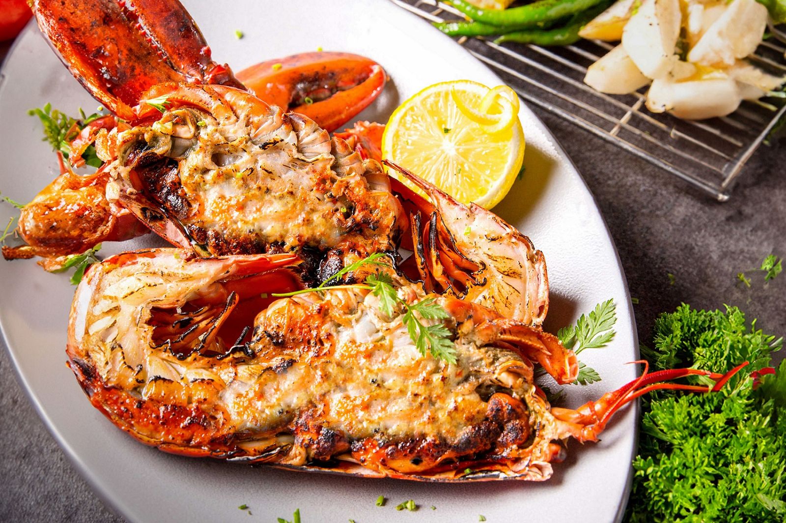 「INGE’S Bar & Grill」的招牌菜「蒜香奶油波士頓龍蝦」,加購第二份現省超過1,500元。(台北萬豪酒店供圖)