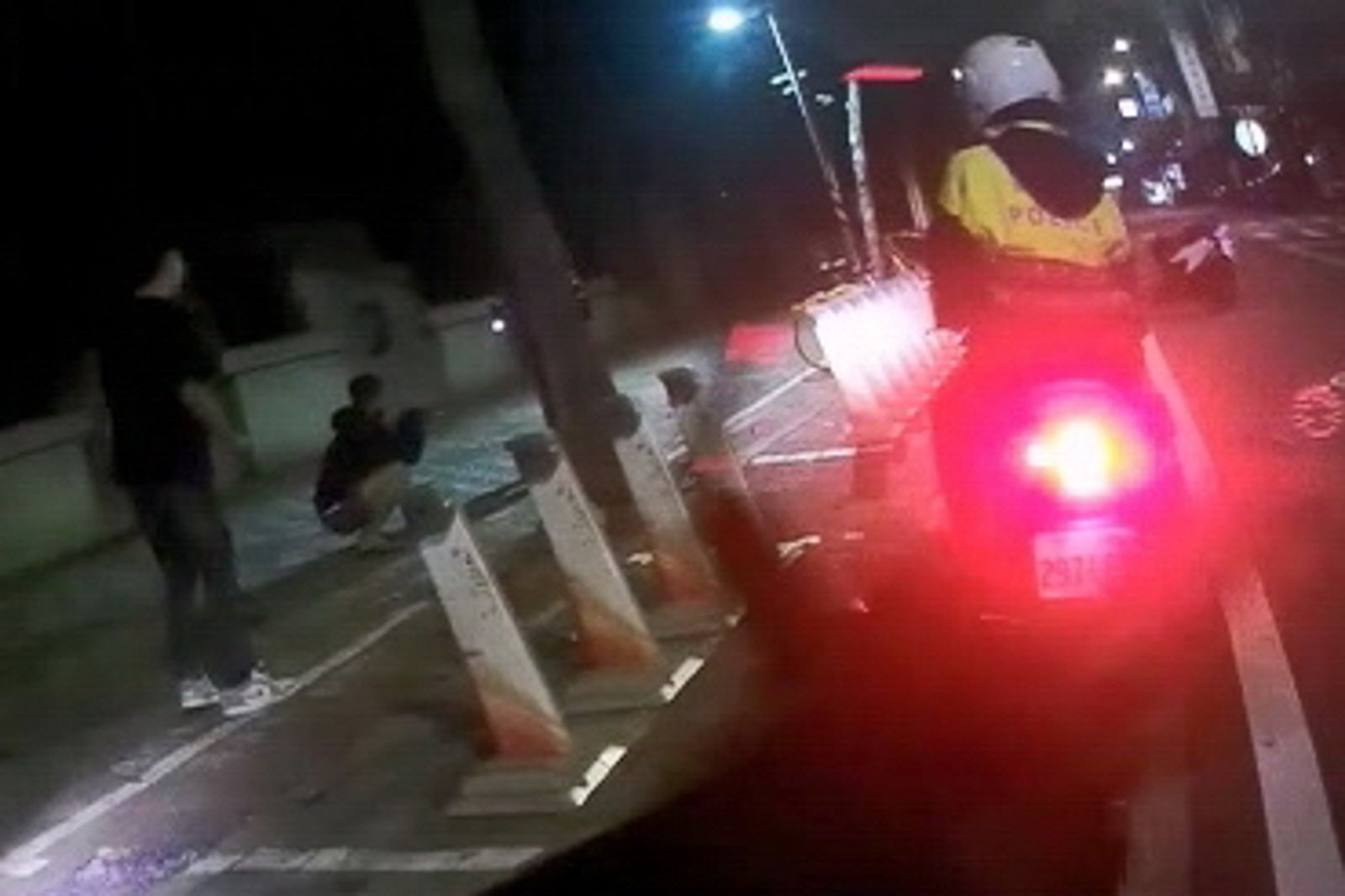 員警趕到現場，壓制街頭鬥毆。民眾提供