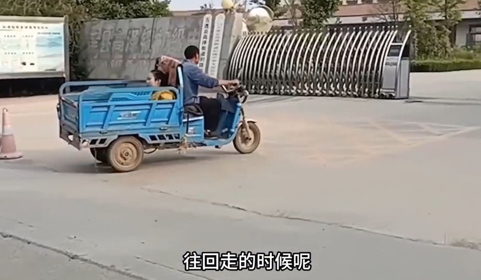 爺爺買了個三輪車載孫女上下學。圖／翻攝自微博