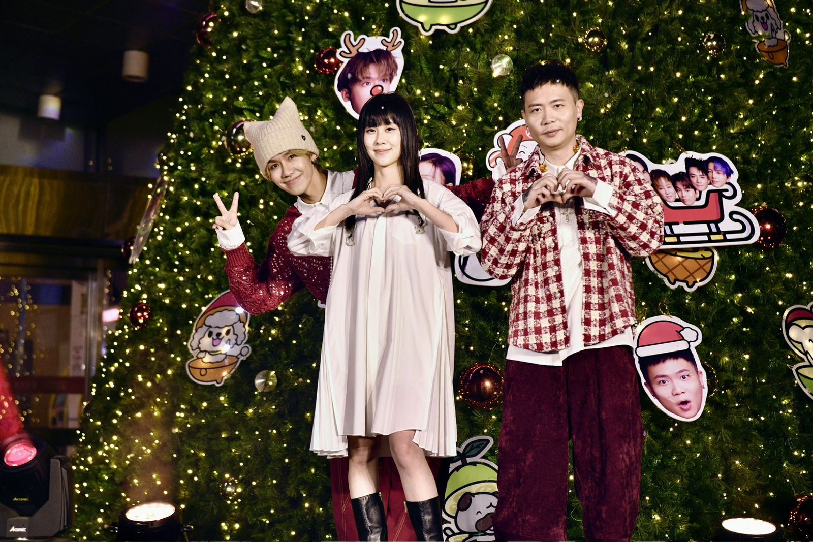 白安、鼓鼓、蕭秉治29日一同點亮10米高巨型聖誕樹,氣氛溫馨。李智為攝