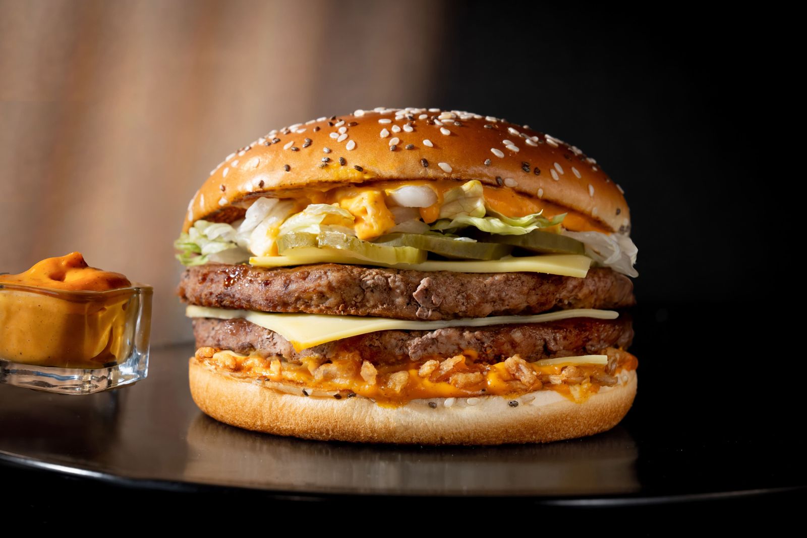 「Big Arch霸牛堡」有２片安格斯牛肉、３片白切達吉事，分量與香氣都超足。（164元／單點，麥當勞供圖）