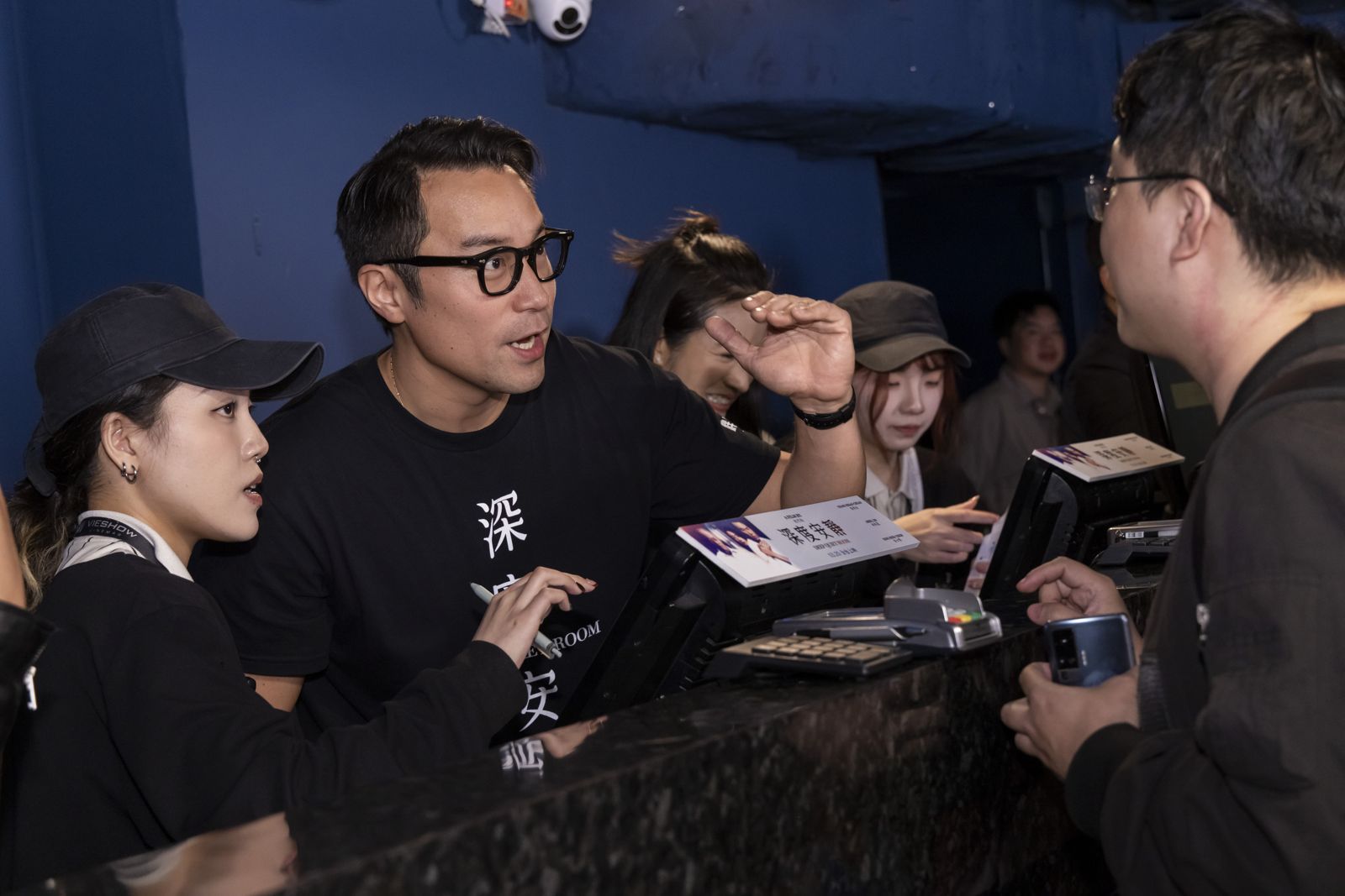 電影《深度安靜》張孝全（左二）首次參與影城一日店長活動，親自服務影迷，親和力十足。風起娛樂提供