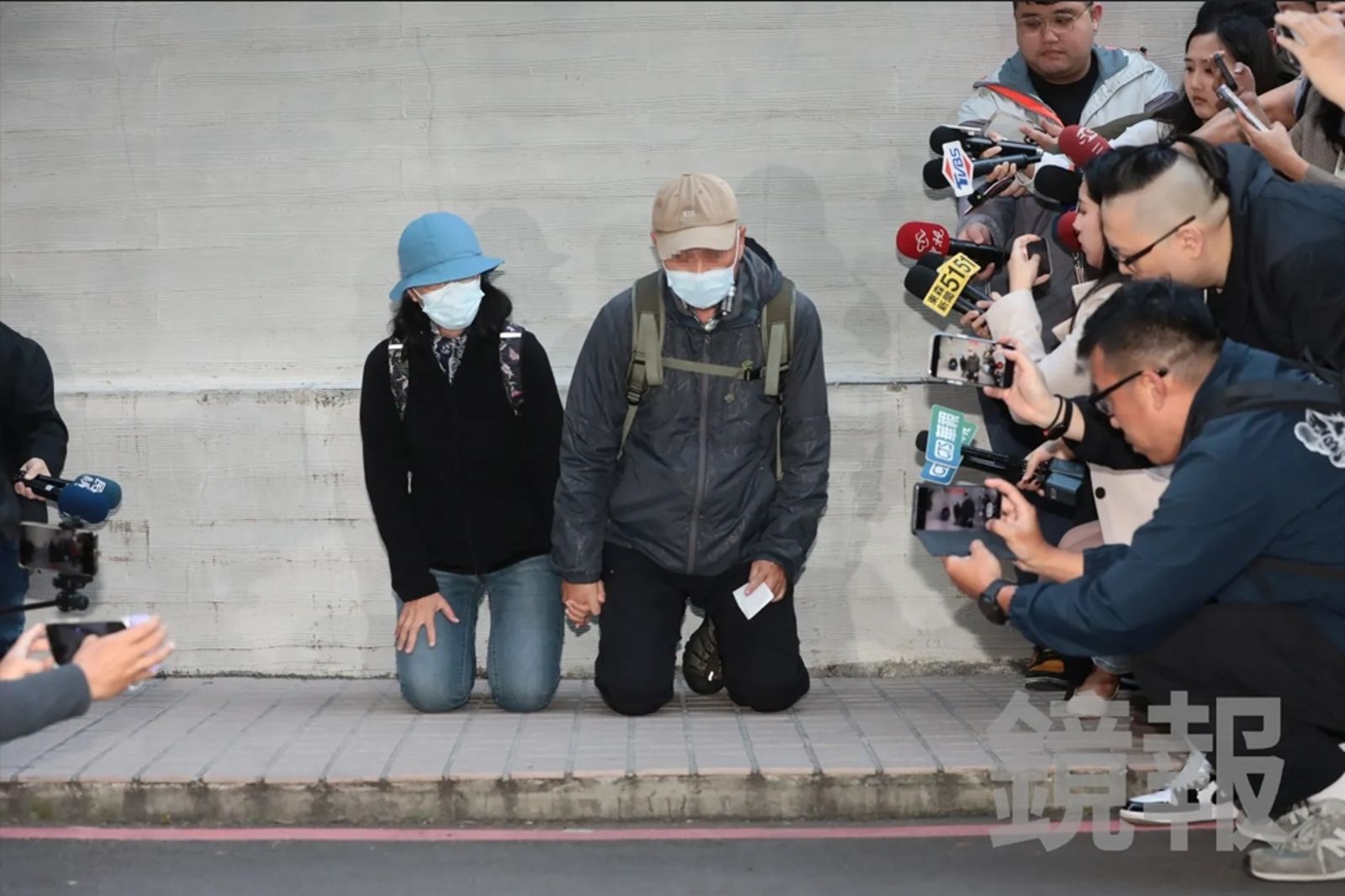 張文父母下跪道歉 圖/攝影林煒凱