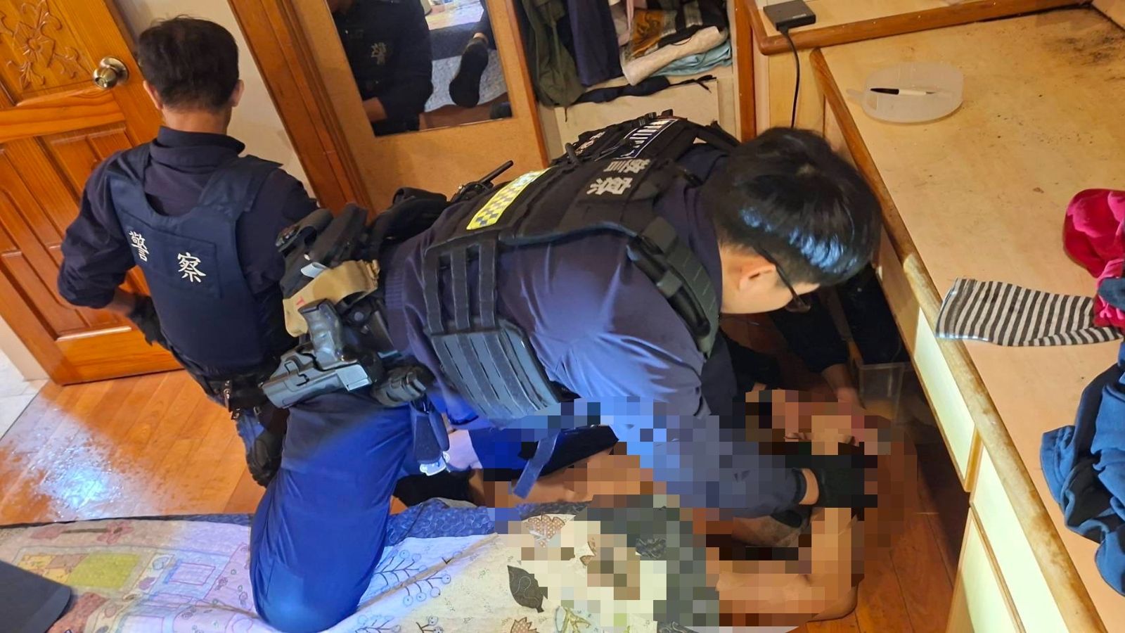 逆子吸毒失控！暴毆老母灌水凌虐　搶手機丟瓦斯爐釀火警