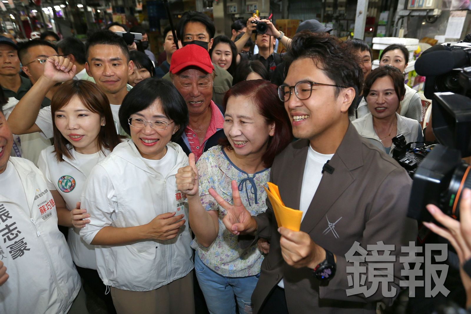 沈伯洋今天下午與蘇巧慧一同出席興德宮餐會,現場民眾爭相與兩人握手合影。攝影姜永年