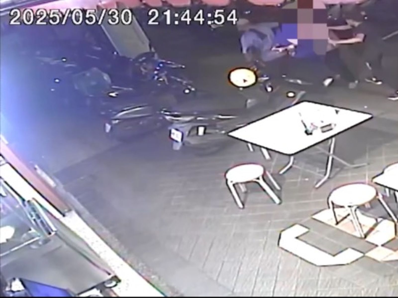 友情崩壞！多年老友搶買單互毆　當街扭打警全帶回偵辦