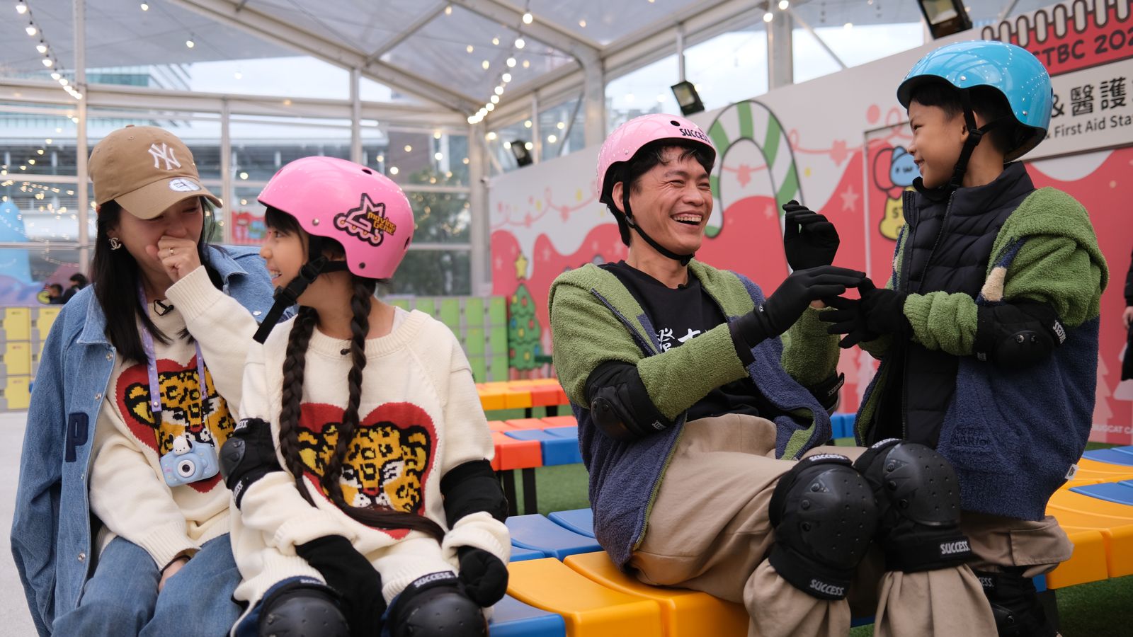 六月(左)被女兒無情評分。台視提供