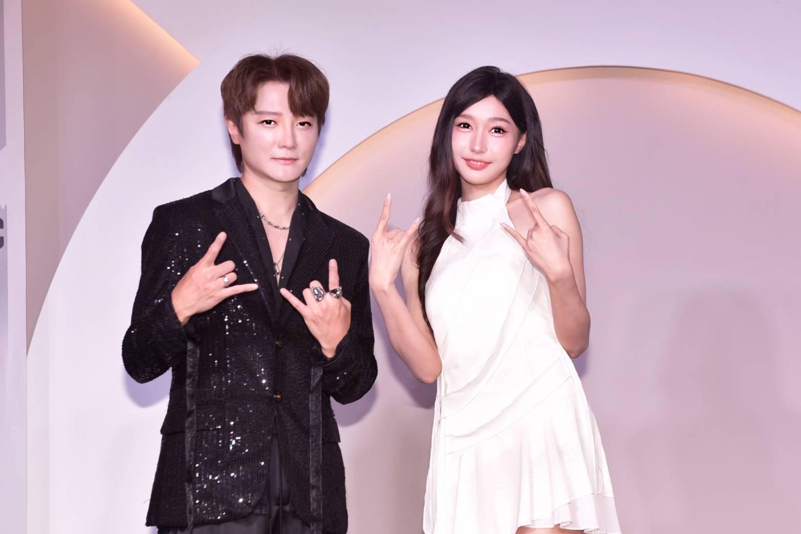 （由左至右）阿沁、夏娜合唱《見你一面》。FANTASTIC MUSIC夢境音樂社