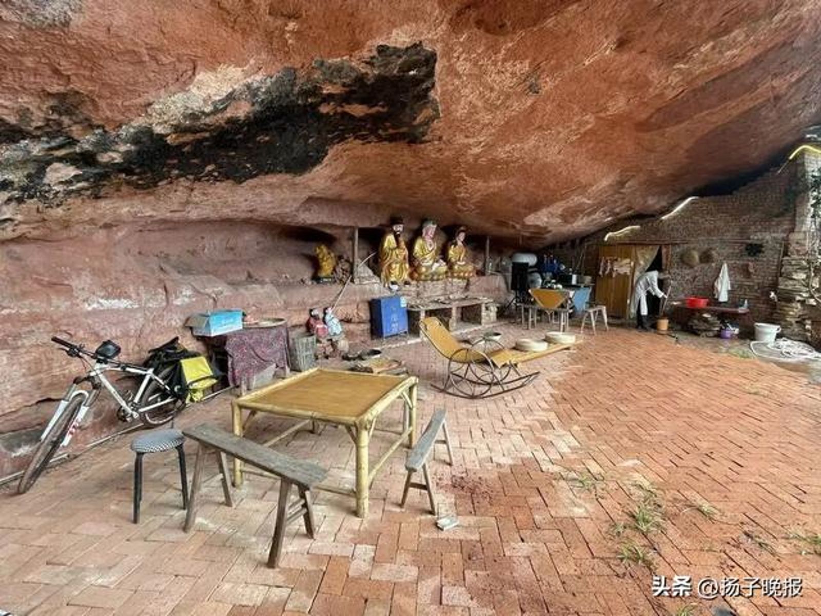 四川一名男子為了躲債竟展開穴居生活。圖／翻攝自微博／封面新聞